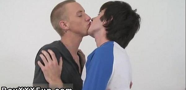  Sexy men UK twinks take turns face fuckin&039; each other, and